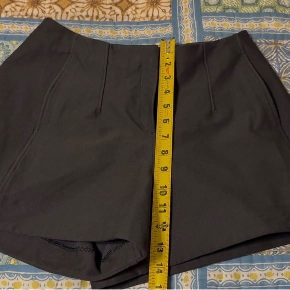 Lululemon Utilitech relaxed fit hr shorts, blk, sz 4, NWOT. - Picture 6 of 9
